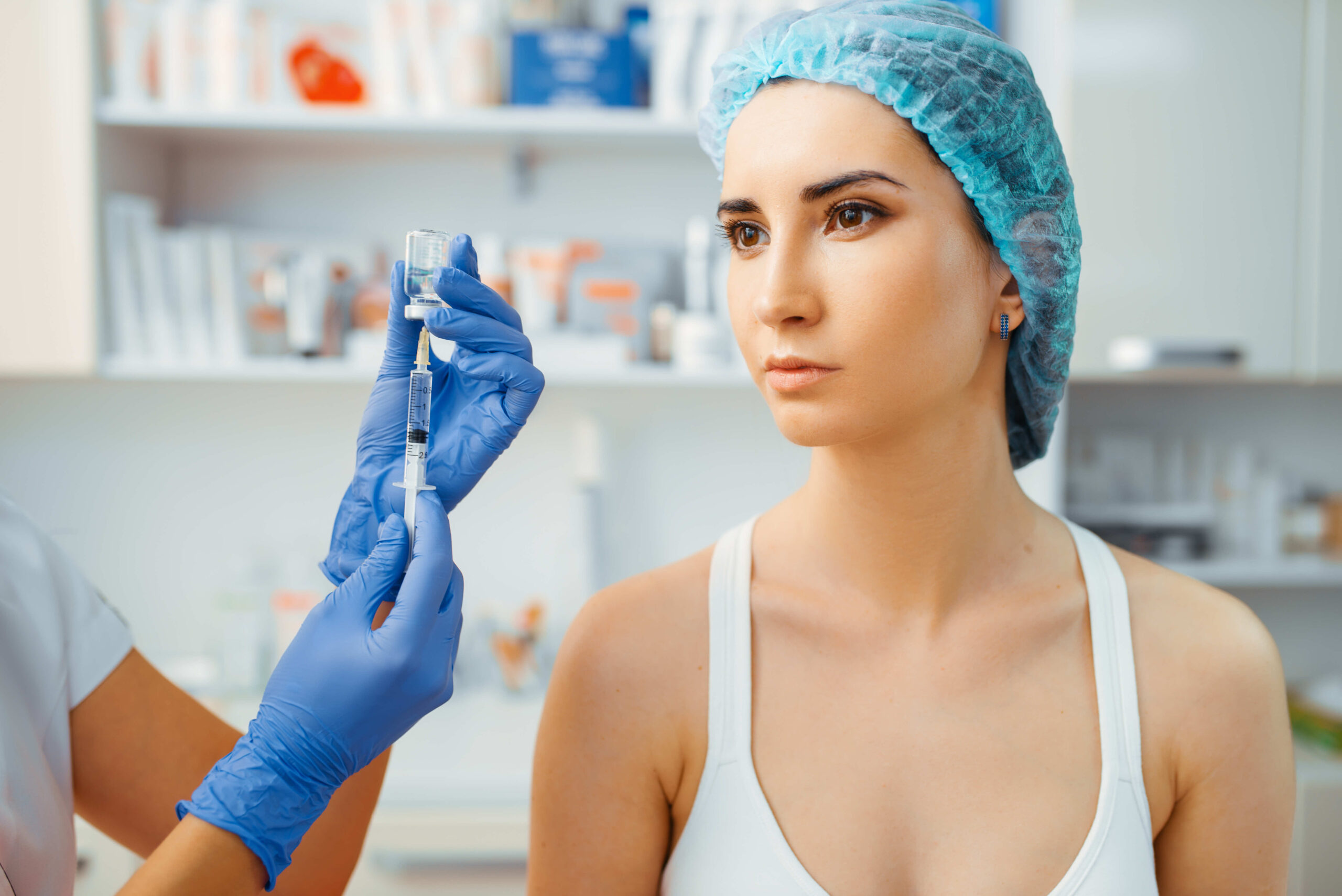 cosmetician-makes-botox-therapy-to-female-patient-2026-01-06-08-52-15-utc